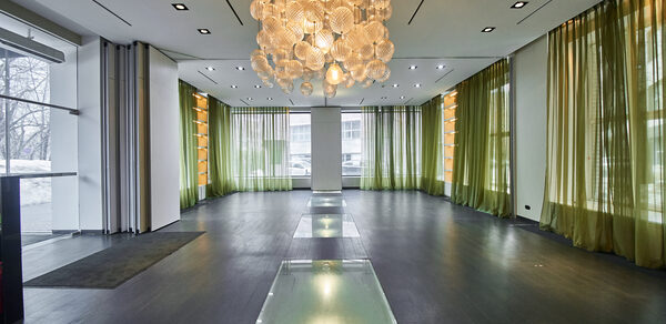 Бизнес Молодость Двухэтажный особняк с панорамными окнами