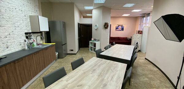 Светлая лофт-студия с кухней