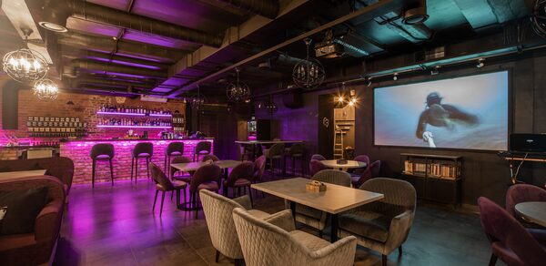 Лофт-бар с неоновой барной стойкой