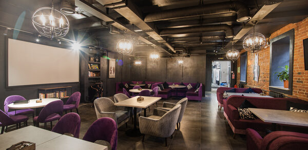 Лофт-бар с неоновой барной стойкой