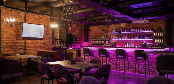 Лофт-бар с неоновой барной стойкой