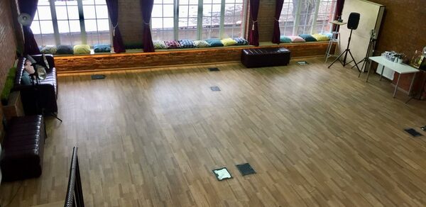 Просторный лофт с большими окнами