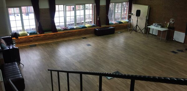 Просторный лофт с большими окнами