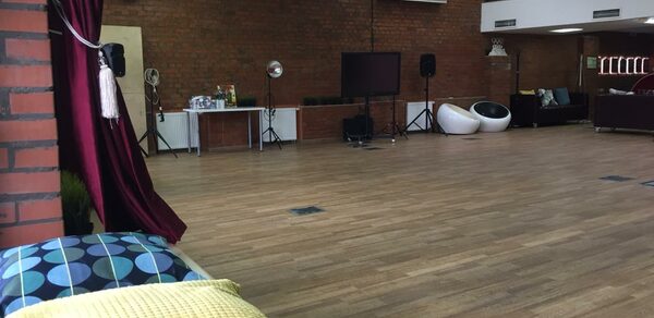 Просторный лофт с большими окнами