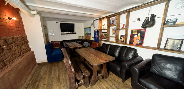 Пространство со сценой и барной стойкой