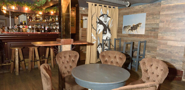 Пространство со сценой и барной стойкой