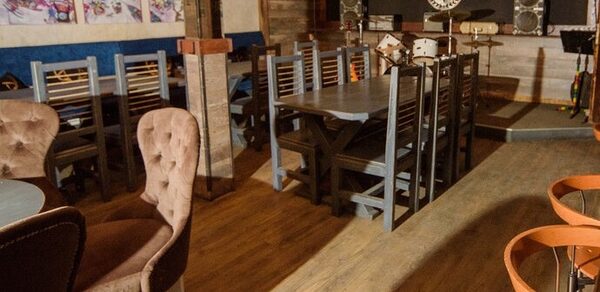 Пространство со сценой и барной стойкой