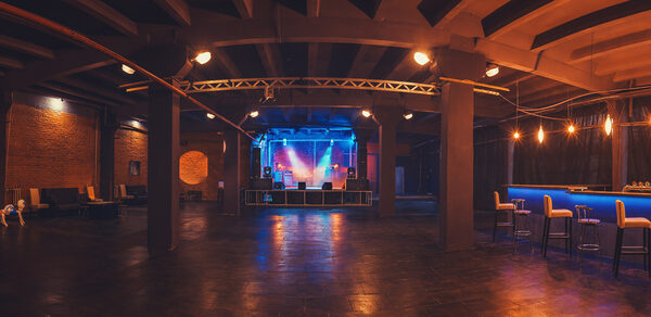 Оборудованный лофт со сценой