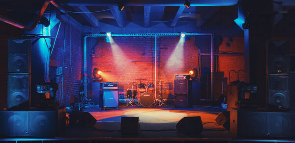 Оборудованный лофт со сценой