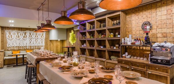 Нора. Оборудованный зал. Столы с сервировкой. Подвесные лампы