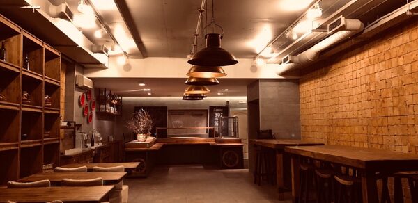 Нора. Оборудованный зал. Свободное пространство. Высокие столы со стульями. Обычные столы со стульями