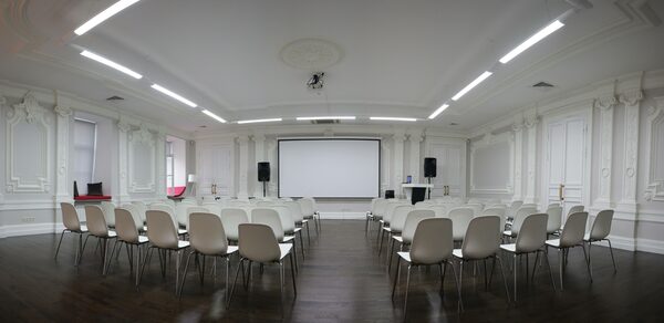 Зал с лепниной в историческом здании