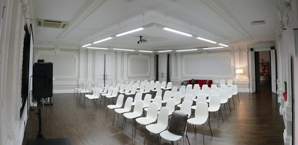 Зал с лепниной в историческом здании