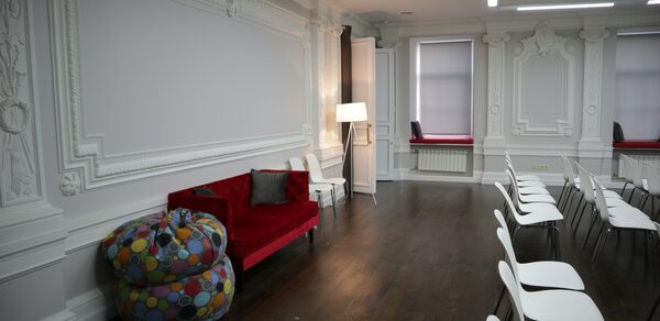 Зал с лепниной в историческом здании