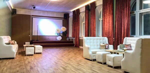 Лофт с арочными окнами