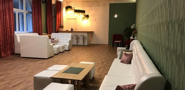 Лофт с арочными окнами