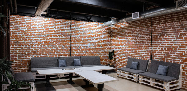 Бизнес-центр Новослободский Лофт декорированный кирпичом