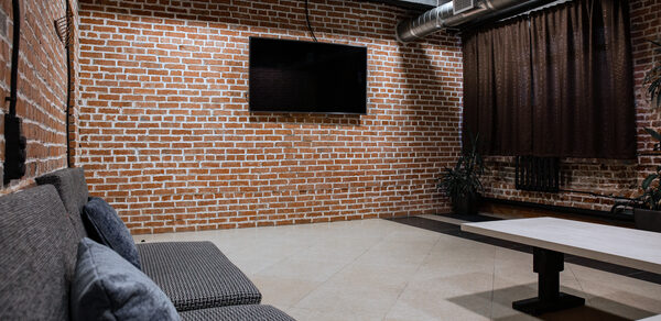 Бизнес-центр Новослободский Лофт декорированный кирпичом