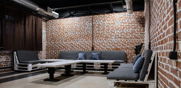 Бизнес-центр Новослободский Лофт декорированный кирпичом