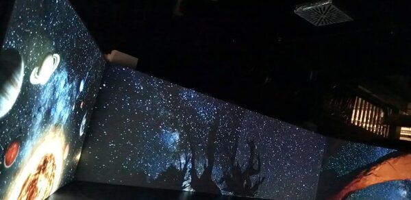 Мультимедийный лофт с большим экраном