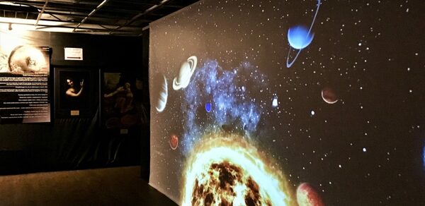 Мультимедийный лофт с большим экраном