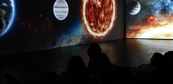 Мультимедийный лофт с большим экраном