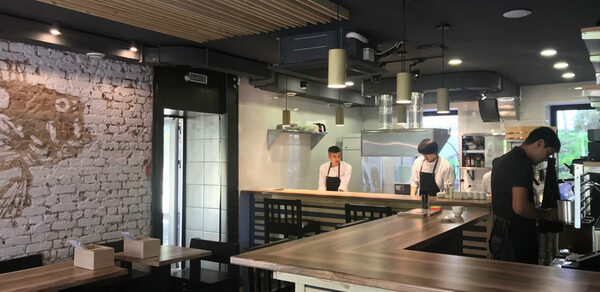 Бар для вечеринок с открытой кухней