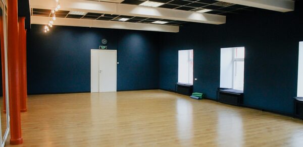 Summertime Swing Зал с большими зеркалами