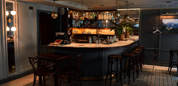 Концептуальный бар под закрытие