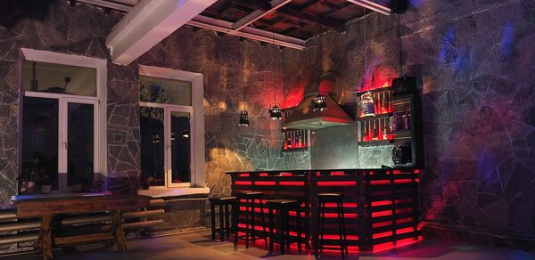 Graf-Studio. Двухуровневый лофт с барной стойкой