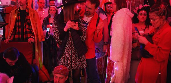 Graf-Studio. Двухуровневый лофт с барной стойкой