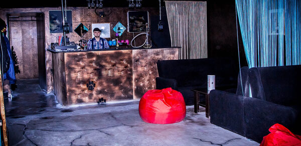 Лофт с диванами и баром