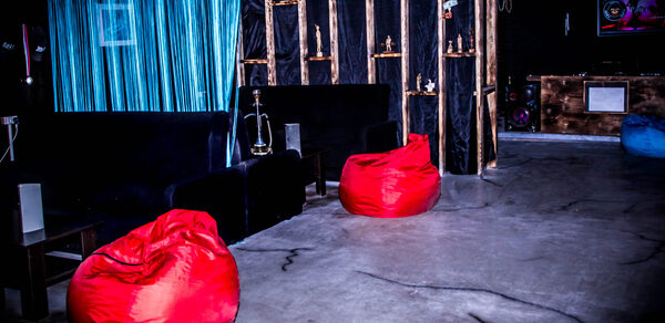 Лофт с диванами и баром