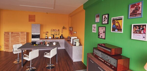 C9 studio. Яркий лоф - зал с кухней