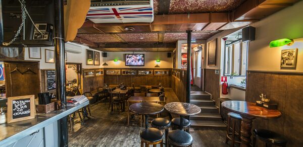 Джон Донн. Спортивный бар под закрытие