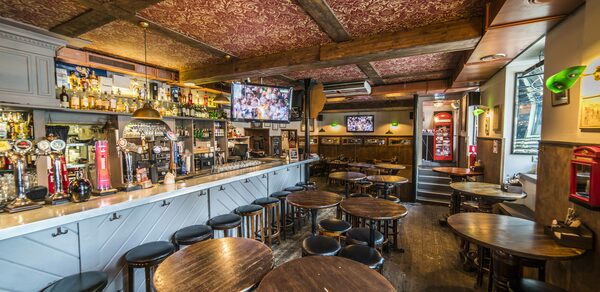 Джон Донн. Спортивный бар под закрытие