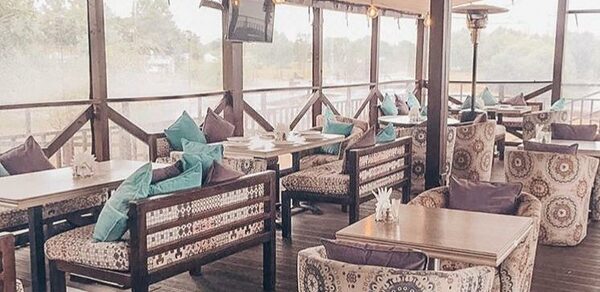 Ресторан под закрытие с террасой у реки