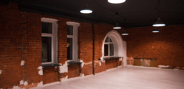 The ТЕРРИТОРИЯ Зал с зеркалами в красном кирпиче