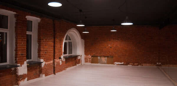 The ТЕРРИТОРИЯ Зал с зеркалами в красном кирпиче