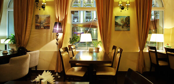 Ресторан из двух залов под закрытие