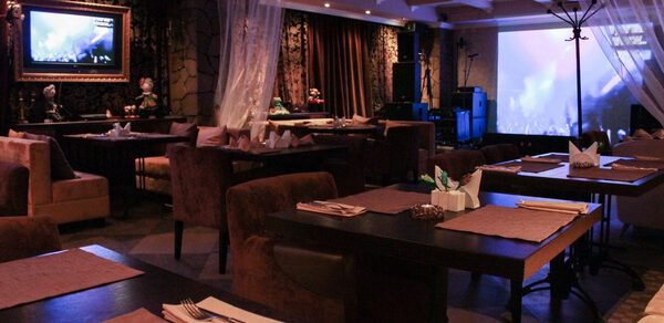 Ресторан со сценой и мягкими диванами