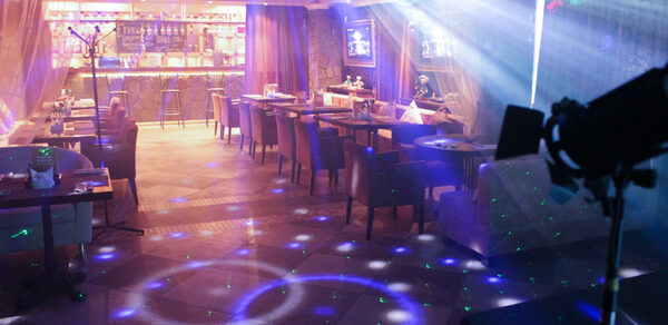 Ресторан со сценой и мягкими диванами