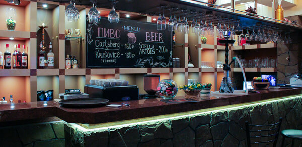 Ресторан со сценой и мягкими диванами