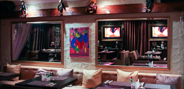 Ресторан со сценой и мягкими диванами