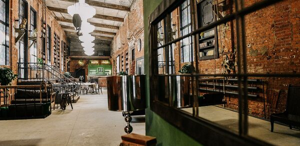 AG Loft. BIBLIOTEKA (АГ Лофт. БИБЛИОТЕКА). Лофт с витражными окнами и высокими потолками