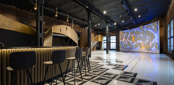 Зал с дизайнерским оформлением