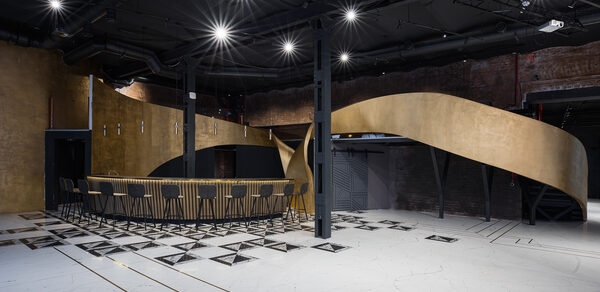 Зал с дизайнерским оформлением