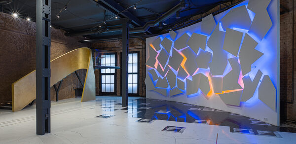 Зал с дизайнерским оформлением