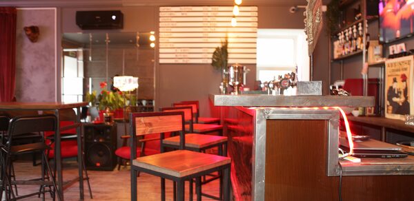 Бар под закрытие с игровым автоматом