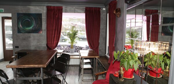 Бар под закрытие с игровым автоматом